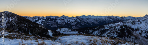 Berglandschaft vor Sonnenaufgang im Winter