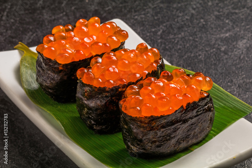 いくらの軍艦巻き　 Sushi of the salmon roe
