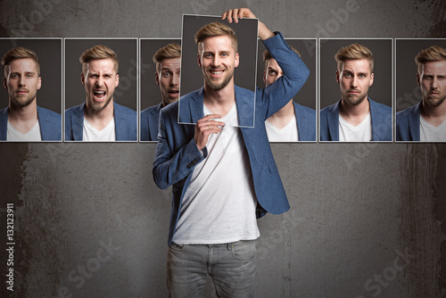 Mann zeigt verschiedene Gesichtsausdrücke photo