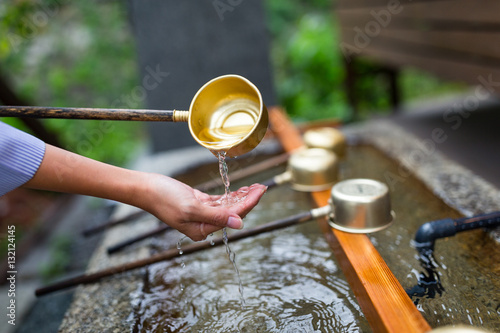 Canvas Print Woman washing hand in water fountain