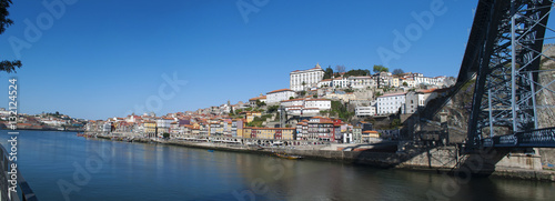 Portogallo, 26/03/2012: lo skyline di Porto con vista sul Luiz I, il ponte ad arco a due piani sul fiume Douro tra le città di Porto e Vila Nova de Gaia