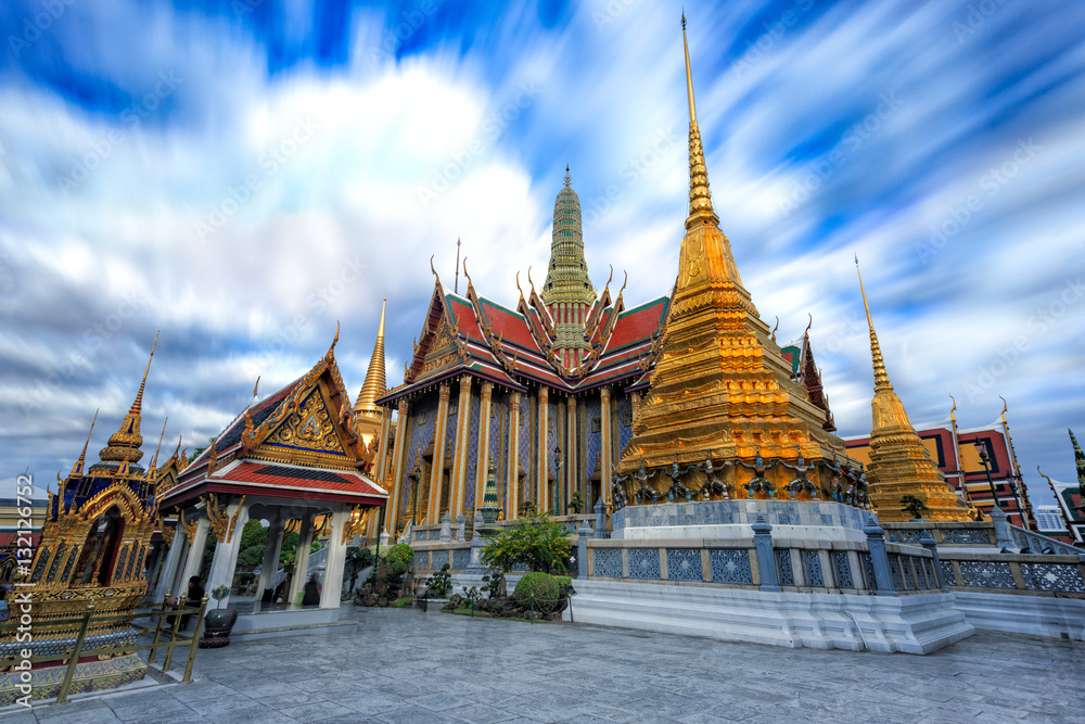 Fototapeta premium Wat Phra Kaew is most popular and landmark in bangkok ,Thailand (2 jan 2017)