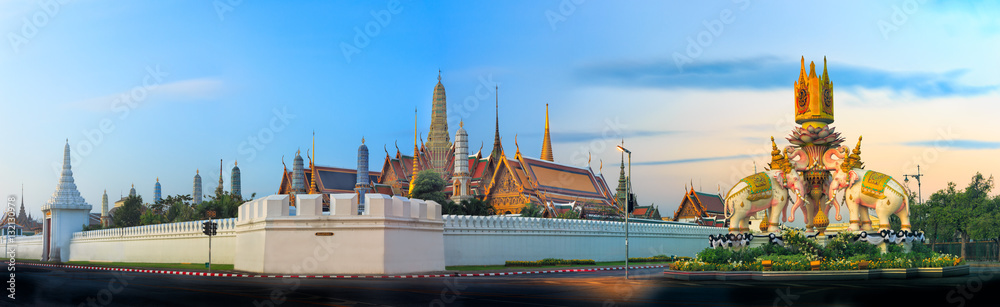 Naklejka premium Wat Phra Kaew jest najpopularniejszym i najciekawszym miejscem w Bangkoku, Tajlandia (2 stycznia 2017)
