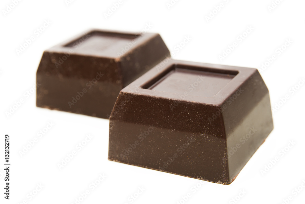 Cioccolato nero su fondo bianco Cioccolato nero su fondo bianco
