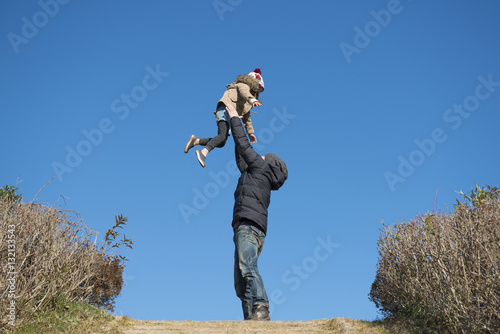 公園で遊ぶ父と娘