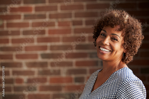 Foto Head And Shoulders Portrait Of Mature Businesswoman