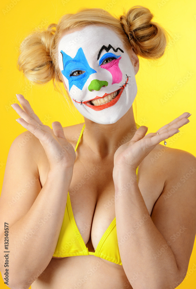 Frau als Clown in Bikini zu Karneval, Fasching oder Fastnacht ist albern  und lustig Stock Photo | Adobe Stock