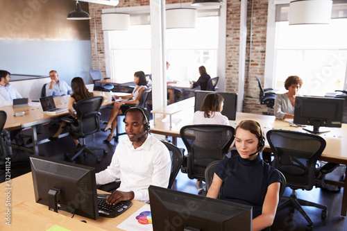 Canvastavla View Of Staff In Busy Customer Service Department