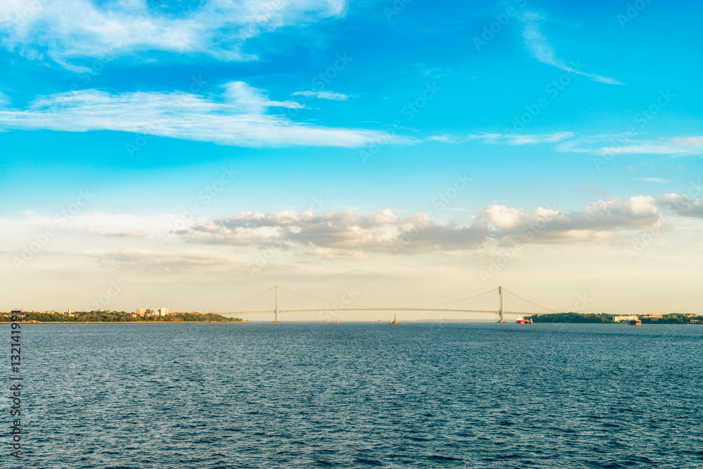 Fototapeta premium Most Verrazano – Narrows to dwupoziomowy most wiszący łączący dzielnice Staten Island i Brooklyn w Nowym Jorku.