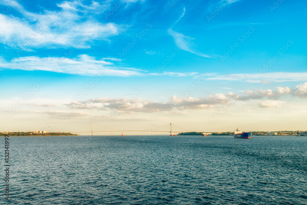 Obraz premium The Verrazano–Narrows Bridge is a double-decked suspension bridge that connects the New York City boroughs of Staten Island and Brooklyn.