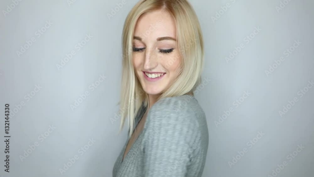 Schöne blonde Frau posiert