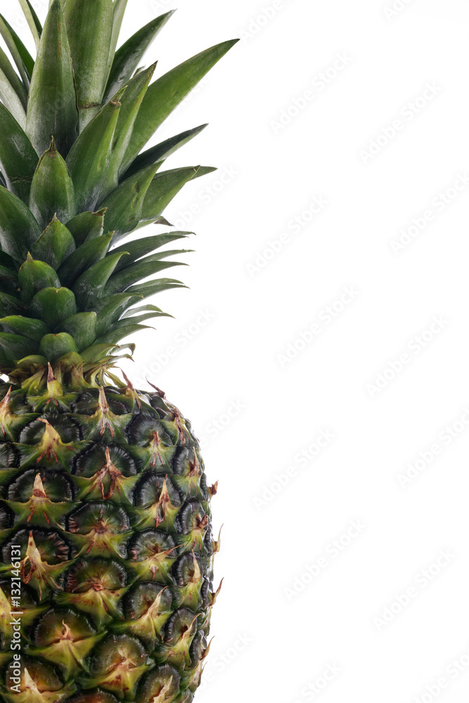 Obraz premium A side view of a whole pineapple with leaves against a white background