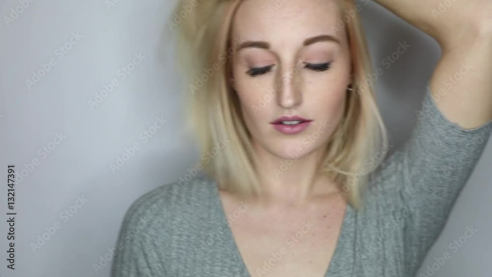 Schöne blonde Frau posiert