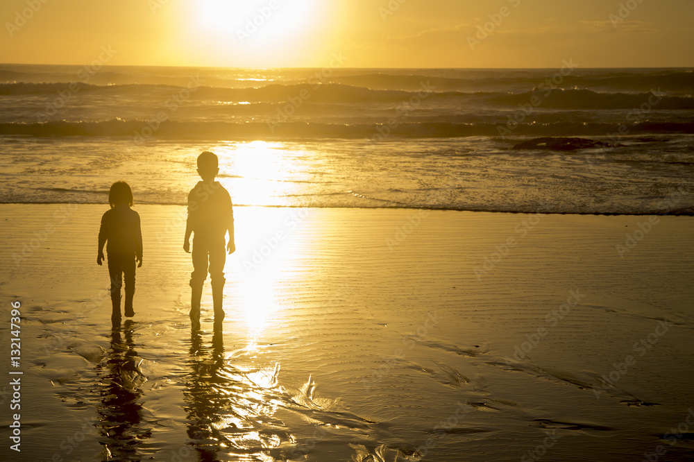 Enfant Devant Un Coucher De Soleil Sur Une Plage En Bord De Mer Stock Photo Adobe Stock