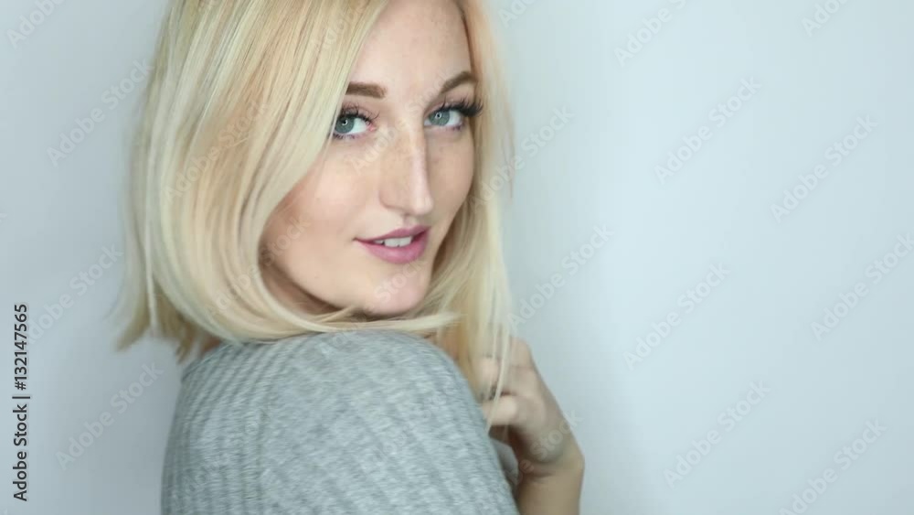 Schöne blonde Frau posiert Schöne blonde Frau posiert
