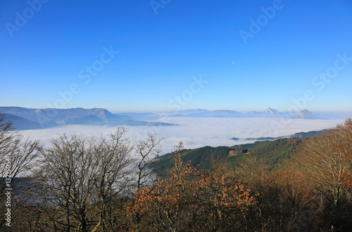 paisaje niebla montaña país vasco U84A0953-f17 photo