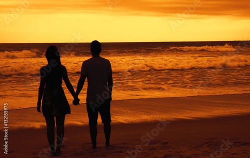 Liebespaar Hand in Hand am Strand bei Sonnenuntergang