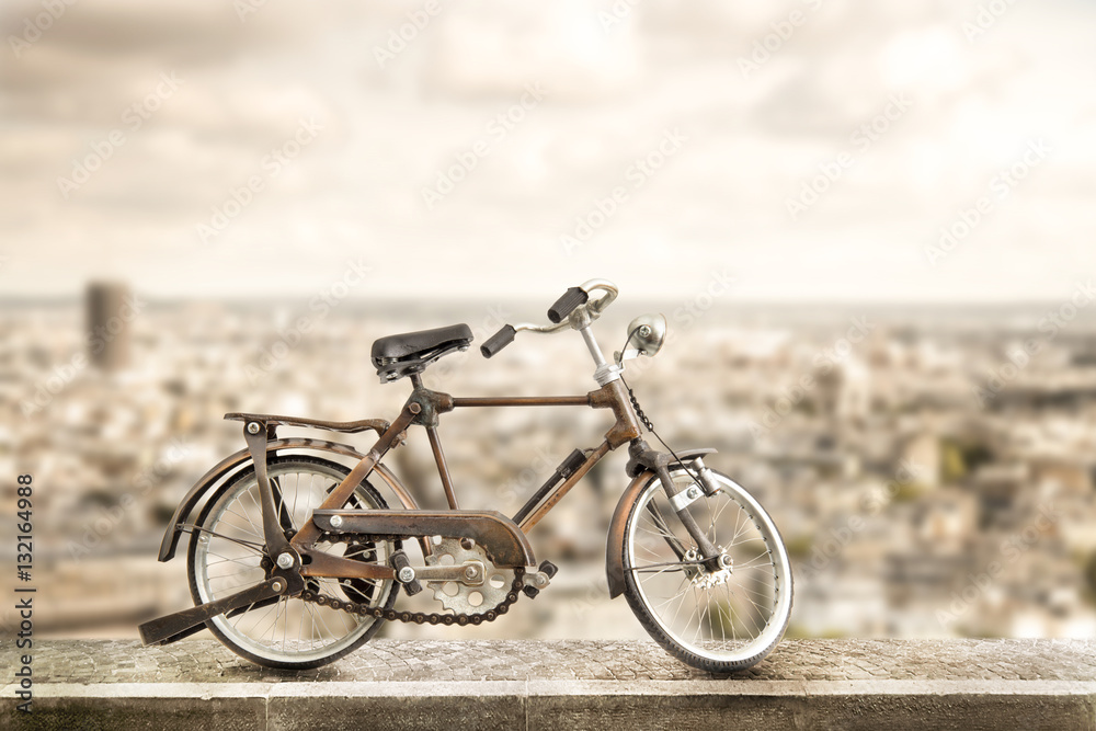 bicicletta vintage sul marciapiede con sfondo di paesaggio urbano