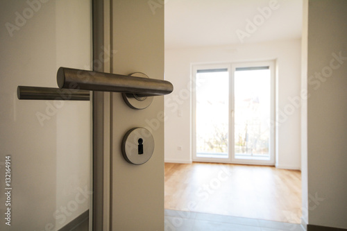Sticker Neubau-Immobilie Umzug in neue Wohnung - Tür in modernes Wohnzimmer