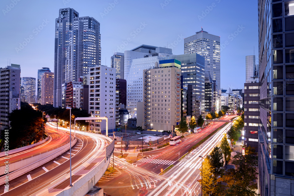 Naklejka premium Cityscape at Dusk in Shinjuku District, Tokyo, Japan