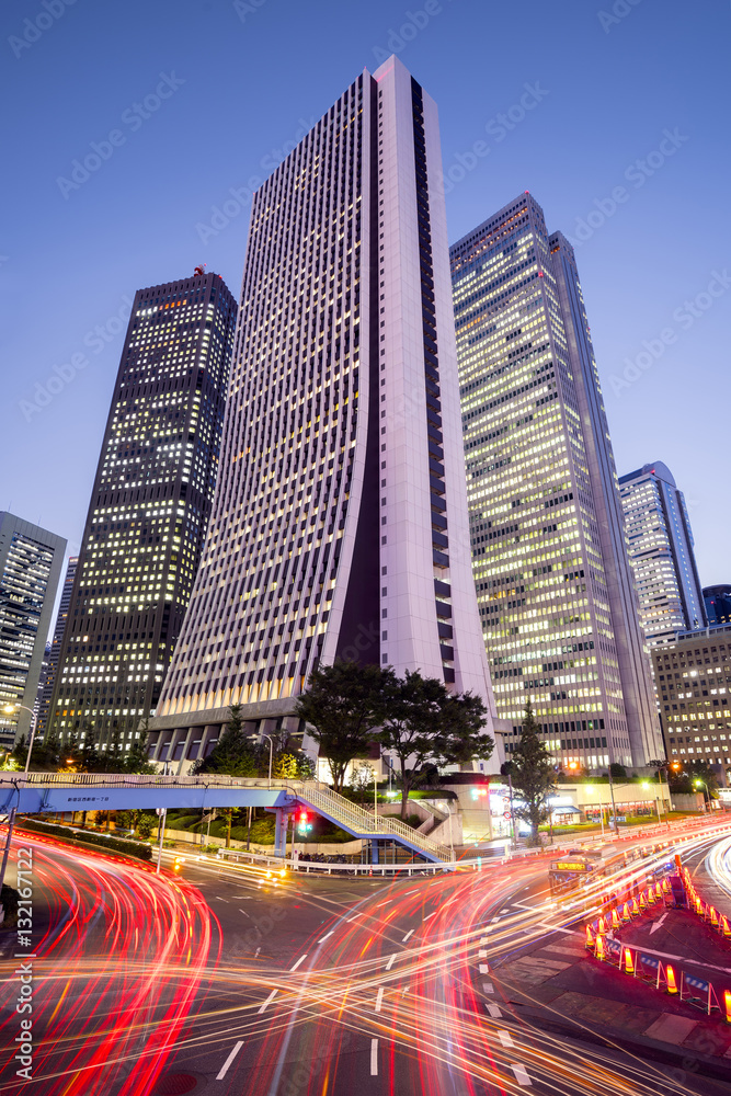 Obraz premium Pejzaż o zmierzchu w dzielnicy Shinjuku, Tokio, Japonia