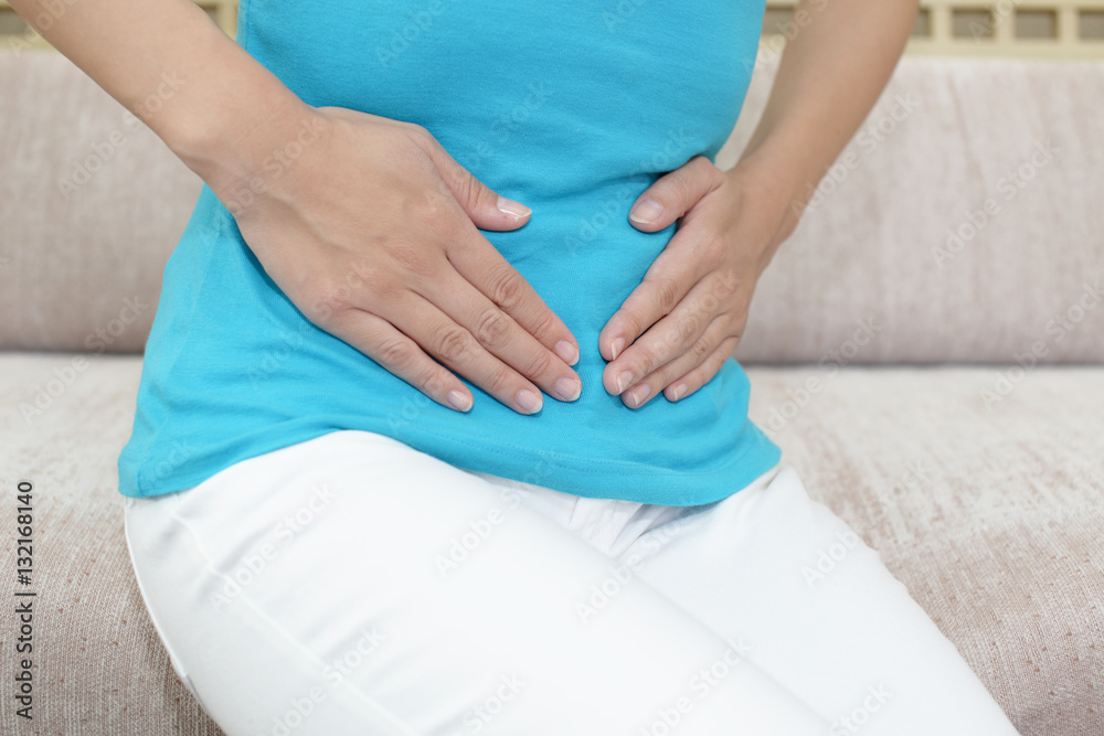 腹痛を訴える女性
