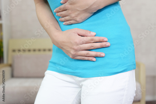 Wallpaper Mural 腹痛を訴える女性 Torontodigital.ca