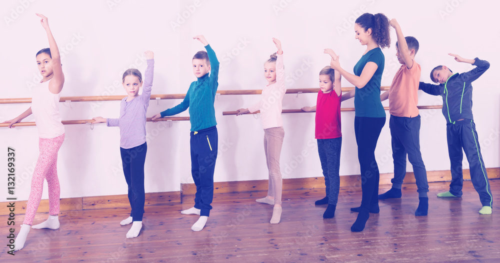Obraz premium Group of children practicing at the ballet barre