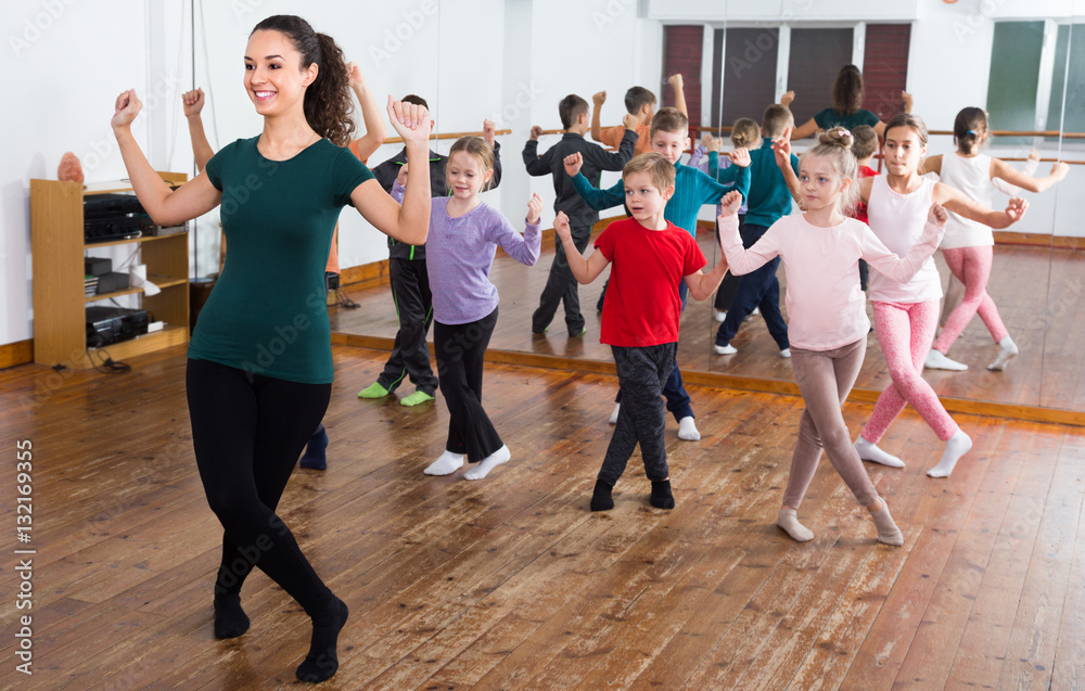 Obraz premium children studying contemp dance