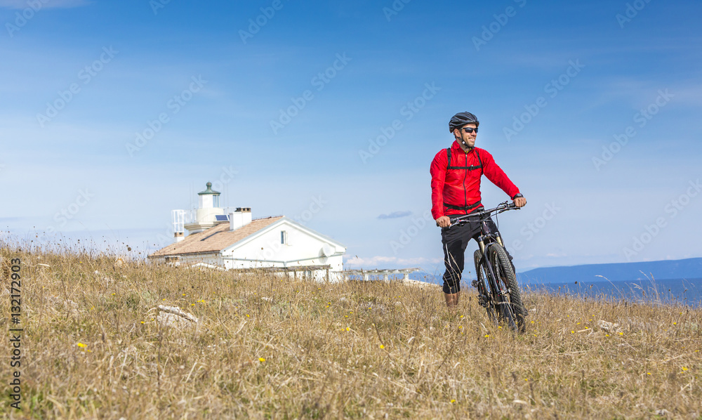 Obraz premium Mountainbiker mit Ebike am Meer