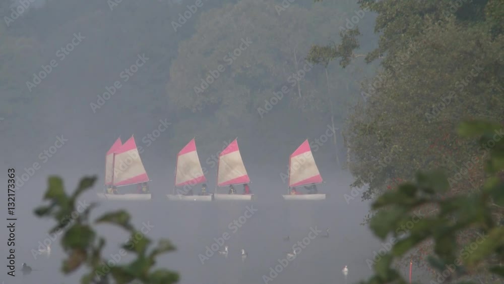 Voiliers dans la brume