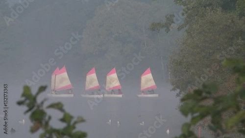 Voiliers dans la brume