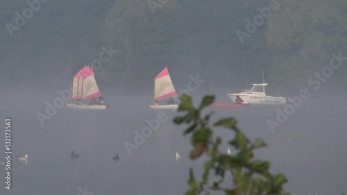 Voiliers dans la brume photo