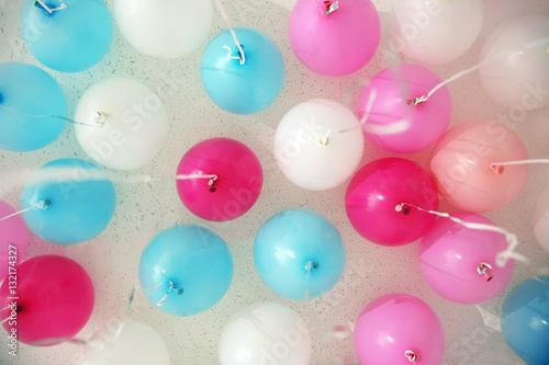 Schilderij op canvas Colorful balloons in room prepared for birthday party, bottom view