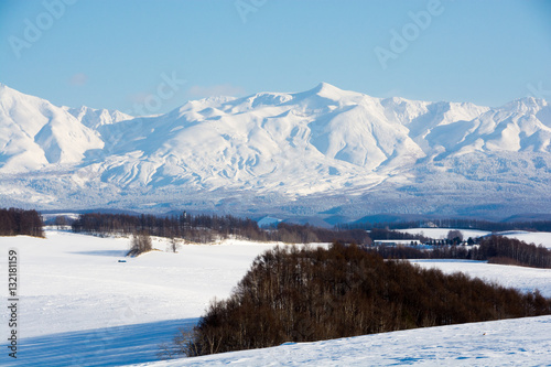 雪原と冬山 © kinpouge