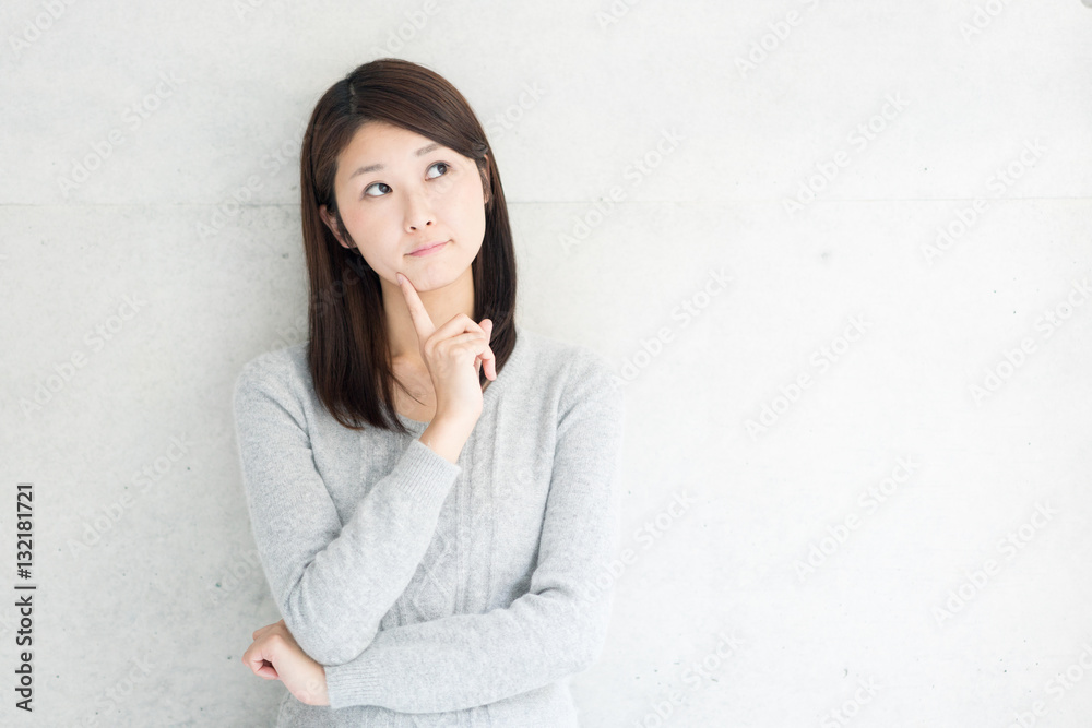 考え事をする女性