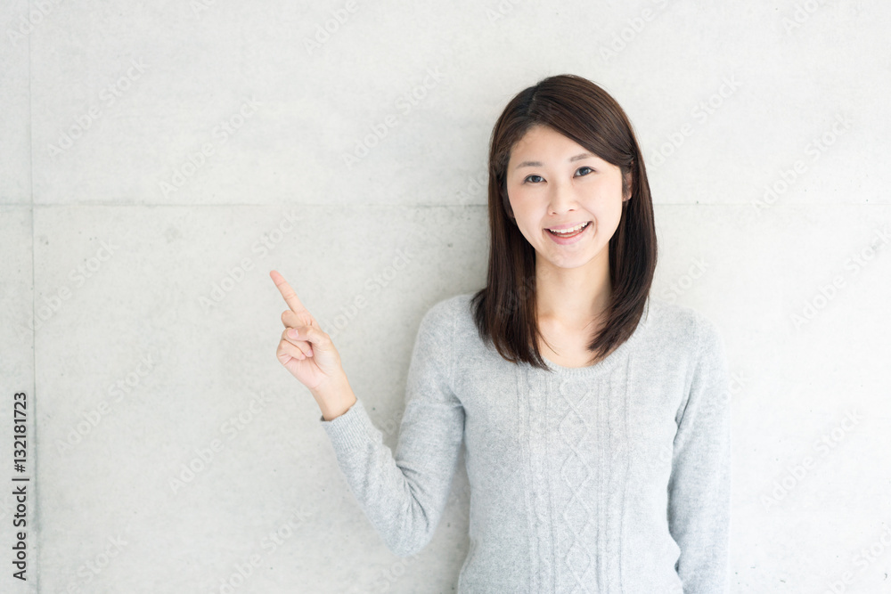説明する女性 説明する女性