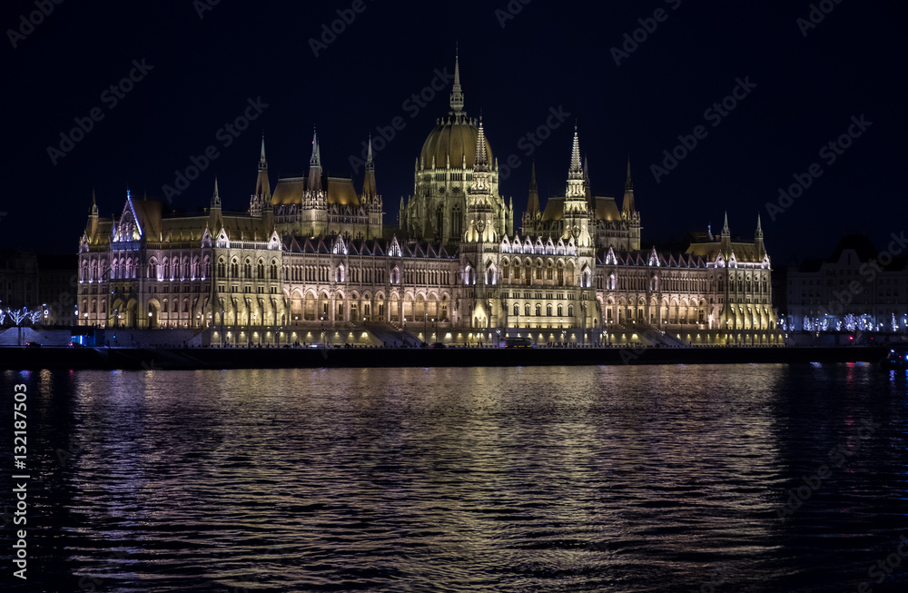 Fototapeta premium Beautiful illuminated famous Budapest parliament building along