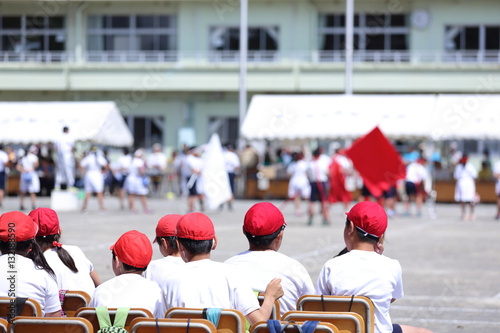 運動会を見守る生徒