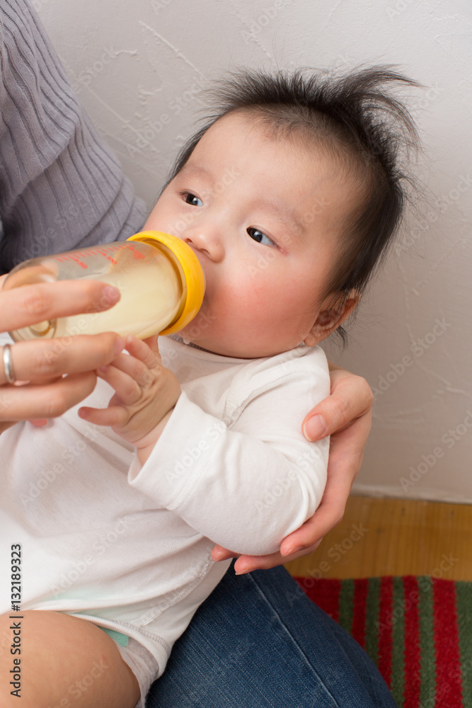 ミルクを飲む赤ちゃん ミルクを飲む赤ちゃん