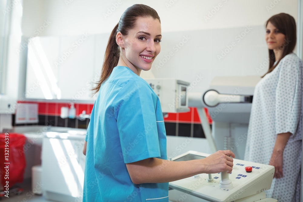 Obraz premium Smiling female doctor in hospital