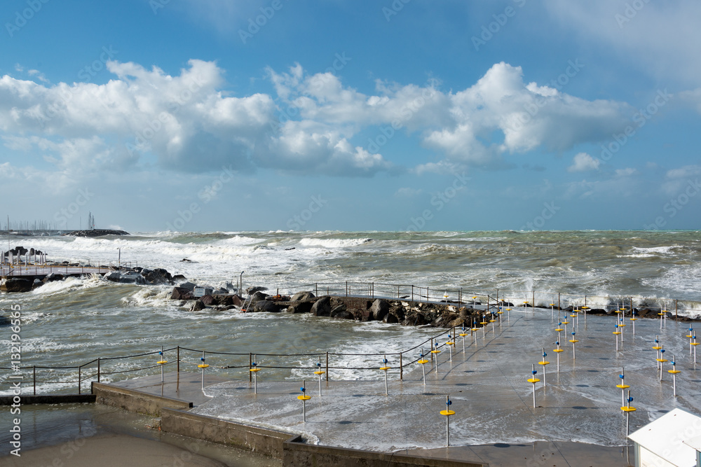 Zerstörung durch Sturm und Wellen Badeanstalt Castiglioncello Zerstörung durch Sturm und Wellen Badeanstalt Castiglioncello
