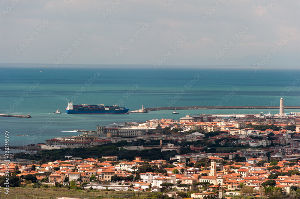 Containerfrachter einlaufend Hafen Livorno