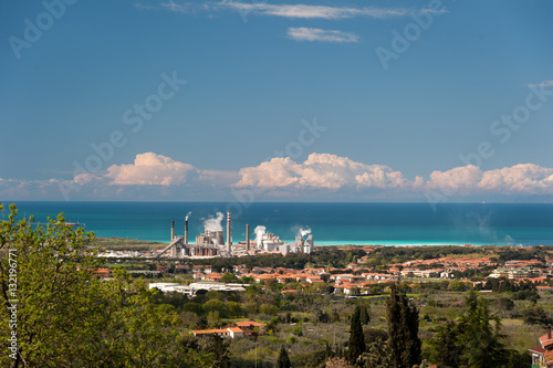 Chemie Industtieanlage an der Küste von Rosignano Marittimo photo