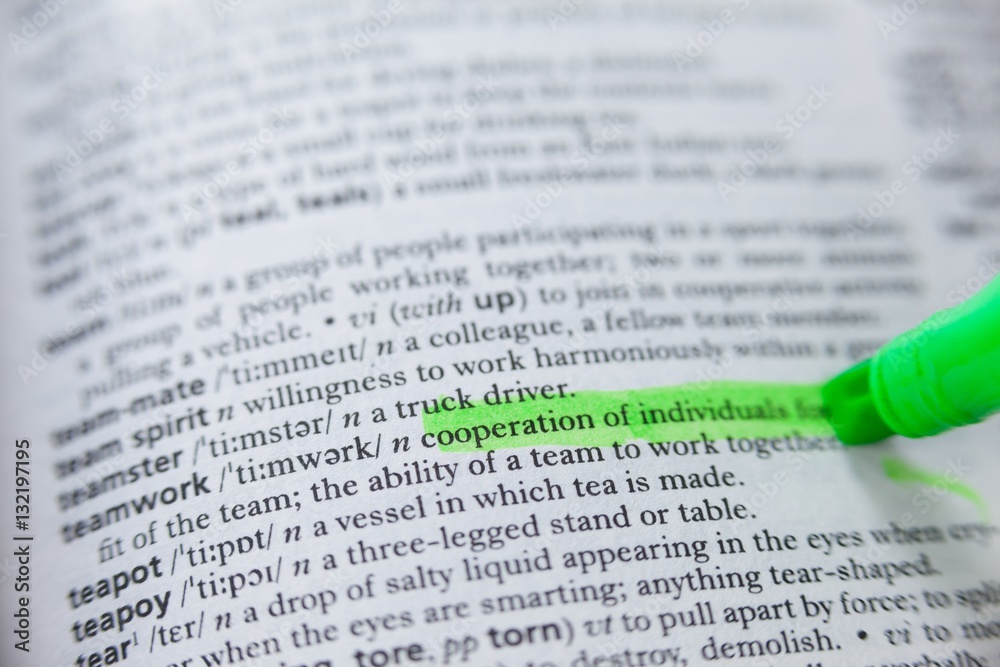 Obraz premium Highlighted definition of teamwork in dictionary