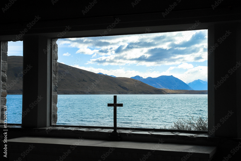 秋のテカポ湖畔　良き羊飼いの教会の窓から（ニュージーランド）