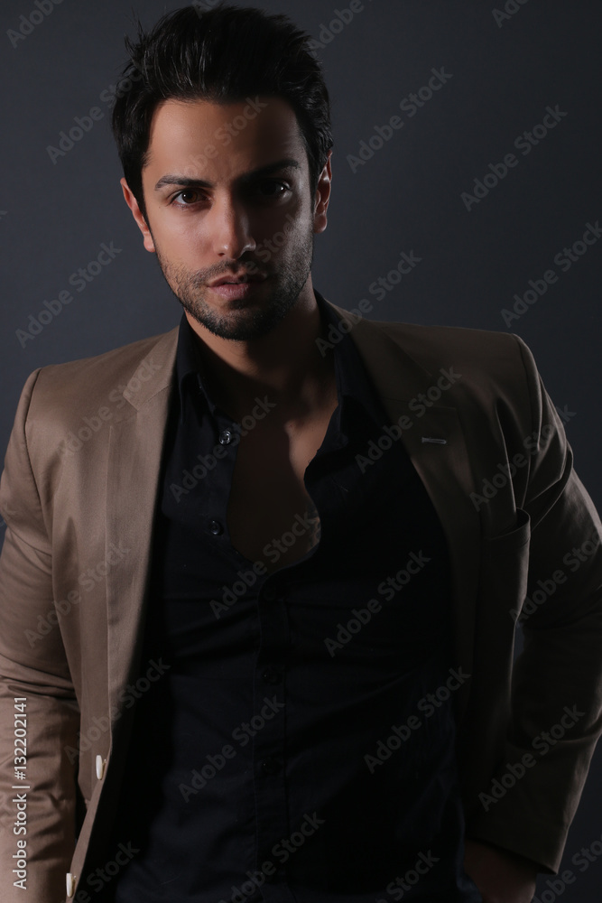 Bel homme portant une veste de costume marron Bel homme portant une veste de costume marron