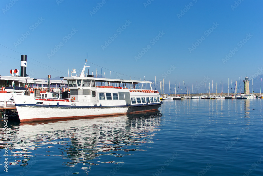 Nave passeggeri pronta per l'imbarco a Desenzano sul lago di Garda Nave passeggeri pronta per l'imbarco a Desenzano sul lago di Garda