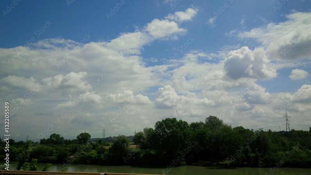 Tratto di fiume con alberi