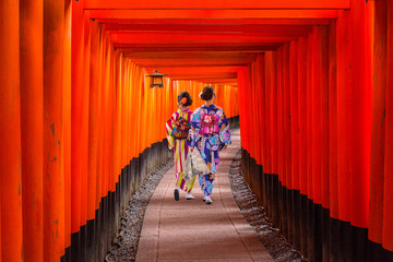 Fotobehang Japan Vrouwen in kimono bij Fushimi Inari  © Patryk Kosmider